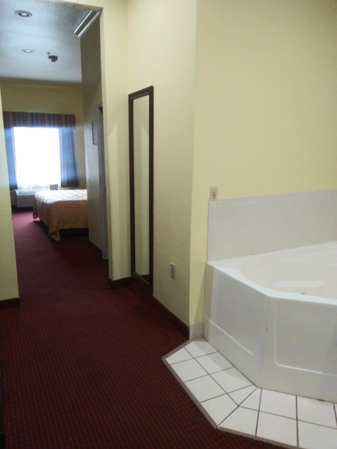 Springwood Suites Houston Iah - Beltway 8 Buitenkant foto