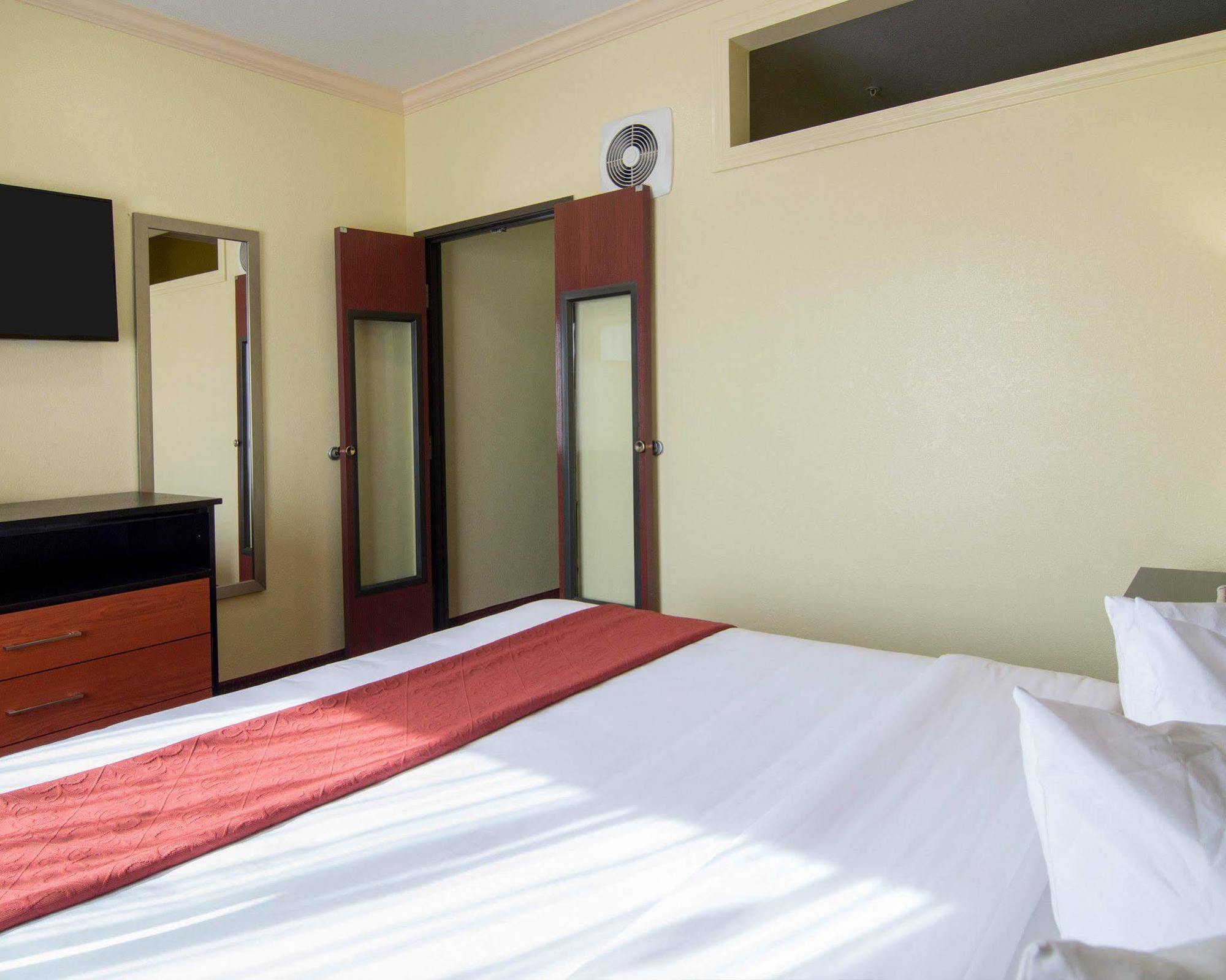 Springwood Suites Houston Iah - Beltway 8 Buitenkant foto